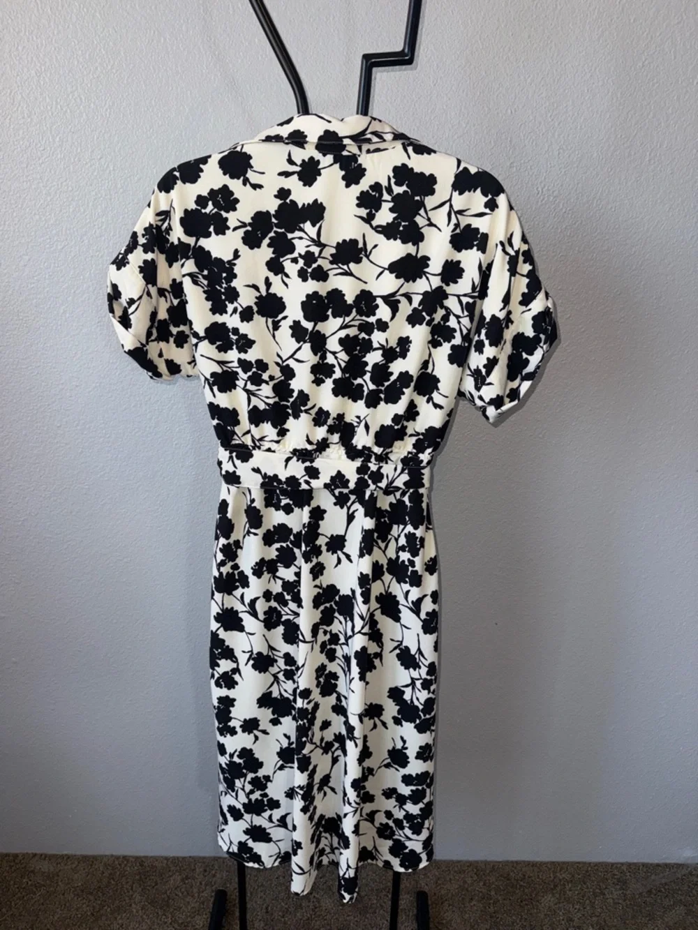 Robbie Bee Black and Cream Floral Wrap Midi Dress - Picture 6 of 8